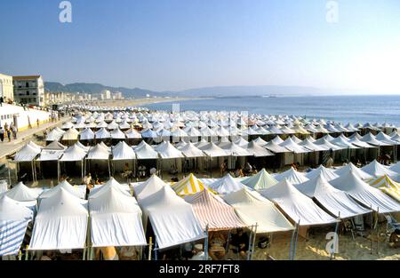 Tende di tela stagionale sulla spiaggia di Nazaré Estremadura Ribatejo Portogallo Foto Stock