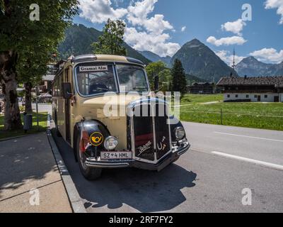 Immagine nostalgica del pullman passeggeri Gramai Alm degli anni '1930 a Pertisau sul lago Achen SEE nelle montagne del Karwendal del Tirolo austriaco. Foto Stock