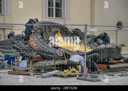 03.04.23. Vorbereitung zur Montage. Grosse Wappenkartusche am Eosanderportal, Westfassade, Humboldt Forum, Schloßplatz, Mitte, Berlino, Germania Foto Stock