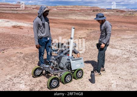 I membri del team lavorano sul Rover Mars della Binghamton University nella University Rover Challenge, Mars Desert Research Station, Utah. SUNY Binghamton, Bin Foto Stock