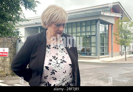 Fine Gael TD Heather Humphreys parla fuori dal Largy College a Clones, Co. Monaghan. Due ragazze adolescenti che hanno frequentato la scuola sono rimaste uccise e tre persone sono in ospedale dopo una collisione stradale sulla N54 Clones a Smithborough Road a Legnakelly intorno alle 18:45 di lunedì. Data di emissione: Martedì 1 agosto 2023. Foto Stock