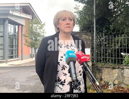 Fine Gael TD Heather Humphreys parla fuori dal Largy College a Clones, Co. Monaghan. Due ragazze adolescenti che hanno frequentato la scuola sono rimaste uccise e tre persone sono in ospedale dopo una collisione stradale sulla N54 Clones a Smithborough Road a Legnakelly intorno alle 18:45 di lunedì. Data di emissione: Martedì 1 agosto 2023. Foto Stock