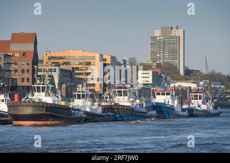 SchleppSchiffe, Neue Schlepperbrücke, Neumühlen, Amburgo, Germania Foto Stock