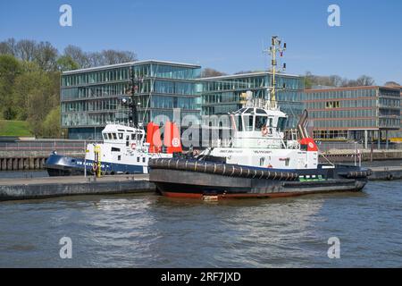 SchleppSchiffe, Neue Schlepperbrücke, Neumühlen, Amburgo, Germania Foto Stock