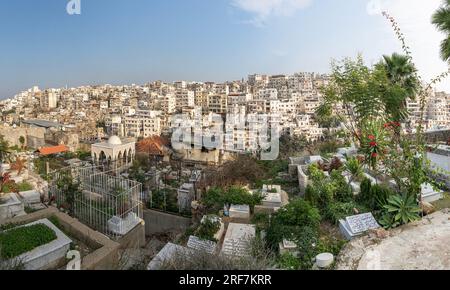 Cimitero musulmano e vista del distretto di Jessrin, Libano settentrionale, Tripoli, Libano Foto Stock