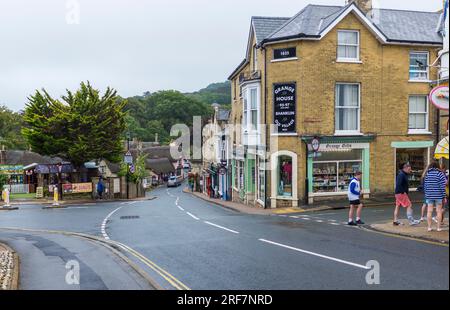 La strada che conduce attraverso i negozi e i pub dell'Old Shanklin Village inell'Isola di Wight, Inghilterra, Regno Unito Foto Stock