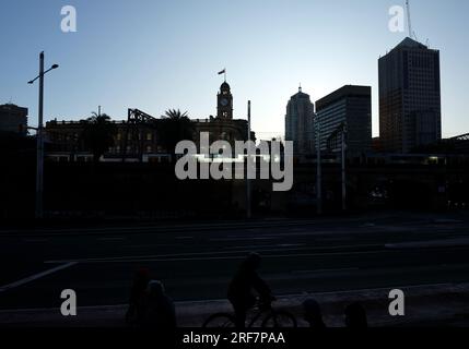 Silhouette retroilluminata della stazione centrale, Torre dell'Orologio, Haymarket Office Towers, Eddy Avenue e Elizabeth St Surry Hills, Sydney Foto Stock