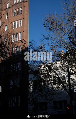 Art Deco Apartment Block a Potts Point - Kings Cross, Sydney, con eleganti finestre in mattoni decorativi e un angolo a coltello su Darlinghurst Road Foto Stock