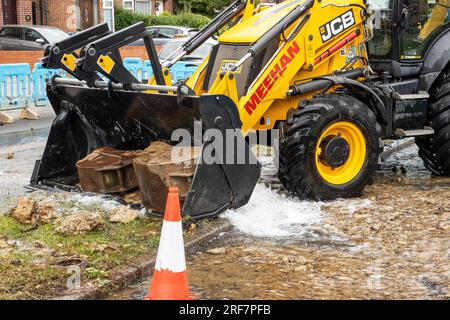 Stanmore, Greater London, Regno Unito. 1 agosto 2023. Altre immagini relative alla principale rete d'acqua di scoppio lungo Honeypot Lane a doppia carreggiata a Stanmore, Greater London. Presenza di acqua di affinità. Un escavatore JCB ha utilizzato la sua pala per limitare il flusso d'acqua fino a quando l'alimentazione idrica locale non poteva essere disattivata. Si sospettava che le radici di un albero nelle vicinanze potessero aver contribuito al principale dell'acqua di scoppio, quindi furono fatti i preparativi per rimuovere l'albero. Crediti: Stephen Bell/Alamy Live News Foto Stock