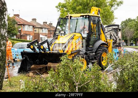 Stanmore, Greater London, Regno Unito. 1 agosto 2023. Altre immagini relative alla principale rete d'acqua di scoppio lungo Honeypot Lane a doppia carreggiata a Stanmore, Greater London. Presenza di acqua di affinità. Un escavatore JCB ha utilizzato la sua pala per limitare il flusso d'acqua fino a quando l'alimentazione idrica locale non poteva essere disattivata. Si sospettava che le radici di un albero nelle vicinanze potessero aver contribuito al principale dell'acqua di scoppio, quindi furono fatti i preparativi per rimuovere l'albero. Crediti: Stephen Bell/Alamy Live News Foto Stock