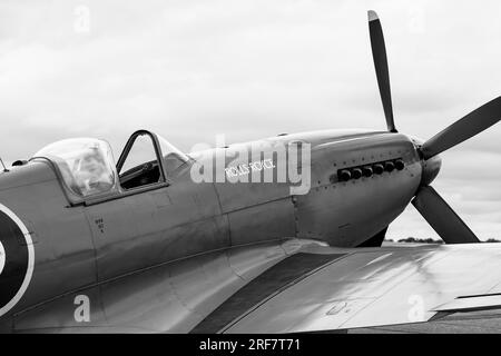 Supermarine Spitfire Photo Reconnaissance PRXIX del Rolls Royce Heritage Trust a terra. Bianco e nero monocromatico. Foto Stock