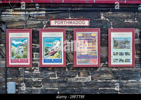 17 aprile 2003: Porthmadog, Gwynedd, Galles - poster sul muro a Harbour Station, Porthmadog, sulle linee Welsh Highland e Ffestiniog. Foto Stock