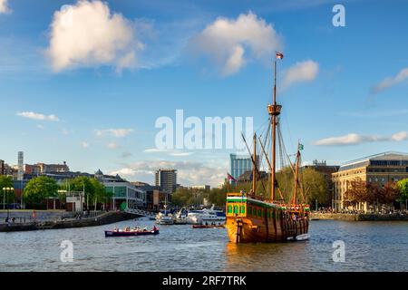 10 maggio 2023: Bristol, Regno Unito - Bristol Docks, con il Matteo in una bella serata di primavera. La Matthew e' una replica della nave che John Cabot ha navigato per... Foto Stock