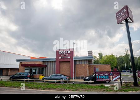 Un viaggio Costa Coffee a Newbury, Berkshire Foto Stock