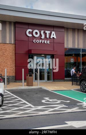 L'ingresso per i pedoni a un Costa Coffee Drive attraverso Newbury, Berkshire Foto Stock