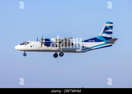 Vulkan Air Antonov An-26B (REG: UR-CQD) sulla pista finale 31 in serata. Foto Stock