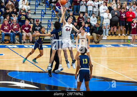 Un giocatore della Central Noble High School controlla la palla dopo la palla per iniziare una partita di basket maschile contro l'Hammond Bishop Noll Institute in Ind. Foto Stock