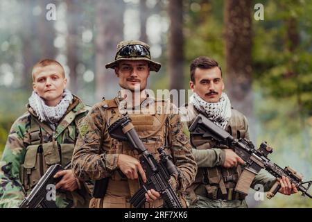 Un gruppo di soldati in schiera giurata che celebrano la pace dopo la battaglia Foto Stock