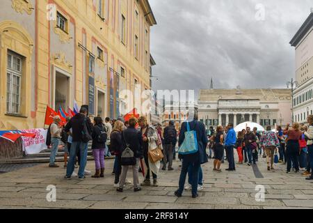 Dimostrazione di pace in Piazza De Ferrari, la piazza principale di Genova, di fronte al Palazzo Ducale con sullo sfondo il Teatro Carlo felice Foto Stock
