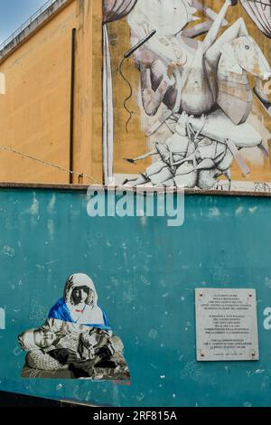 Murale contro la guerra Ucraina accanto ad una targa commemorativa dedicata alla resistenza contro il fascismo presso i Giardini Luzzati di Genova, Liguria, Italia Foto Stock