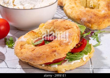 Sandwich con bagel al formaggio cottage. Sana dieta keto ricca di proteine e verdure colazione o spuntino, con formaggio cagliato bagel pane, formaggio cottage spalmazione a. Foto Stock