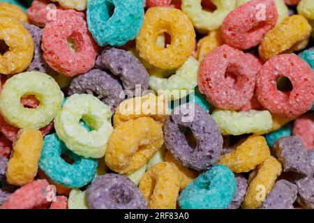 Fotografia ravvicinata di anelli di cereali colorati. Foto Stock