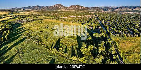 Drone Shot of the Boulder Flatirons con vista su tutta Suuth Boulder Colorado Foto Stock