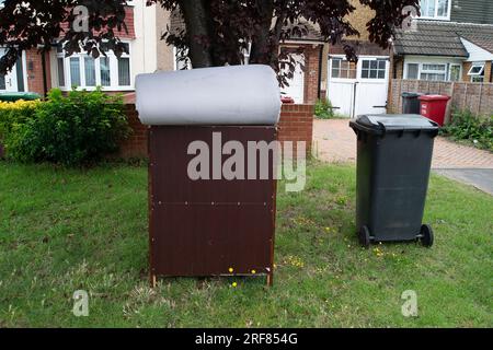 Slough, Berkshire, Regno Unito. 1 agosto 2023. Bidoni traboccanti e spazzatura gettati per le strade intorno a Slough dai residenti che vivono in città. Lo Slough Borough Council ha recentemente introdotto una modifica alle collezioni di cestini dei residenti al fine di incoraggiare i residenti a riciclare di più. I contenitori grigi con rifiuti generici, compreso il cibo, vengono ora raccolti una volta ogni due settimane piuttosto che una volta alla settimana, con il riciclaggio in contenitori rossi, che vengono raccolti nella settimana alternata. Nonostante ci sia una mancia di rifiuto del consiglio a Chalvey, Slough per i residenti, la città ha già un grosso problema con i rifiuti e la volata Foto Stock