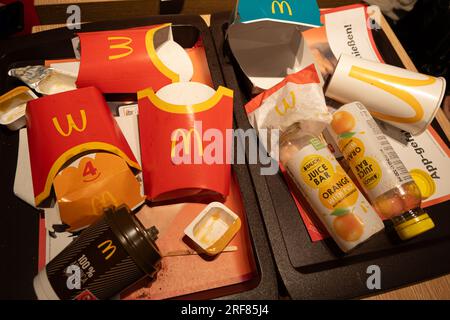 Spazzatura dopo aver mangiato cibo McDonald's, carta e plastica imballaggi riciclabili e non riciclabili. 17 maggio 2023, Vienna, Austria Foto Stock