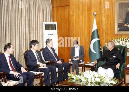Islamabad, Pakistan. 31 luglio 2023. Il presidente pakistano Arif Alvi incontra il vice Premier cinese He Lifeng (C), rappresentante speciale del presidente cinese Xi Jinping, a Islamabad, Pakistan, 31 luglio 2023. Lunedì ha partecipato all'evento decennale del corridoio economico Cina-Pakistan (CPEC) nella capitale pakistana, durante il quale ha letto la lettera di congratulazioni del presidente Xi e tenuto un discorso. Credito: Ahmad Kamal/Xinhua/Alamy Live News Foto Stock