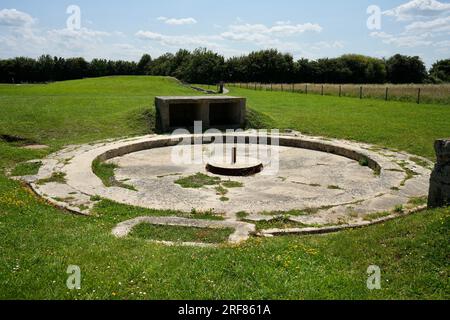 Resti del posizionamento di armi tedesche nella seconda guerra mondiale alla Merville Gun Battery. Foto Stock