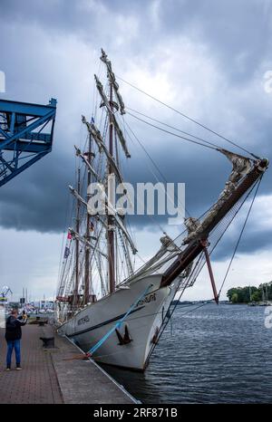 Rostock, Germania. 1 agosto 2023. La nave a vela olandese "Artemis" è ormeggiata nel porto della città. I lavori di costruzione della Hanse Sail 2023 sono iniziati nel porto cittadino e a Warnemünde e l'area è stata chiusa al traffico. Dal 10 al 13 agosto 2023, più di 100 navi tradizionali e museali attracceranno alle banchine di Rostock. Credito: Jens Büttner/dpa/Alamy Live News Foto Stock