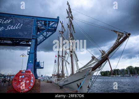 Rostock, Germania. 1 agosto 2023. La nave a vela olandese "Artemis" è ormeggiata nel porto della città. I lavori di costruzione della Hanse Sail 2023 sono iniziati nel porto cittadino e a Warnemünde e l'area è stata chiusa al traffico. Dal 10 al 13 agosto 2023, più di 100 navi tradizionali e museali attracceranno alle banchine di Rostock. Credito: Jens Büttner/dpa/Alamy Live News Foto Stock