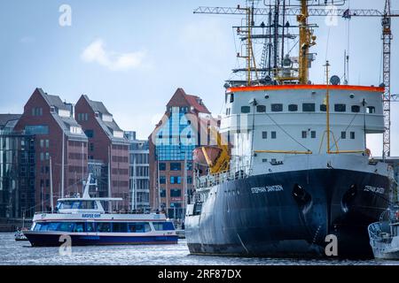 Rostock, Germania. 1 agosto 2023. Lo storico rompighiaccio 'Stephan Jantzen' è ormeggiato nel porto della città. I lavori di costruzione della Hanse Sail 2023 sono iniziati nel porto cittadino e a Warnemünde e l'area è stata chiusa al traffico. Dal 10 al 13 agosto 2023, più di 100 navi tradizionali e museali attracceranno alle banchine di Rostock. Credito: Jens Büttner/dpa/Alamy Live News Foto Stock