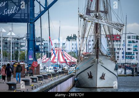 Rostock, Germania. 1 agosto 2023. La nave a vela olandese "Artemis" è ormeggiata nel porto della città. I lavori di costruzione della Hanse Sail 2023 sono iniziati nel porto cittadino e a Warnemünde e l'area è stata chiusa al traffico. Dal 10 al 13 agosto 2023, più di 100 navi tradizionali e museali attracceranno alle banchine di Rostock. Credito: Jens Büttner/dpa/Alamy Live News Foto Stock