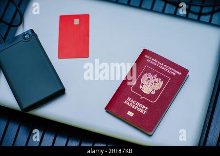 Passaporto russo straniero, carta di credito, unità ssd e concetto di viaggio per notebook Foto Stock