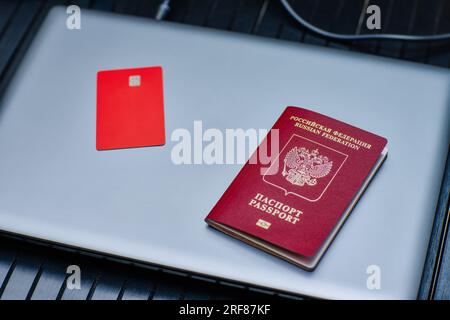 Passaporto russo straniero, carta di credito e concetto di viaggio per computer portatile Foto Stock