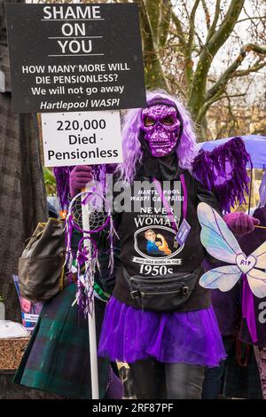 Londra, Regno Unito. 8 marzo 2023. Ritratto di una donna di Hartlepool Waspi che mostra la perdita di pensioni e 220.000 donne che muoiono senza pensione. Westmin Foto Stock