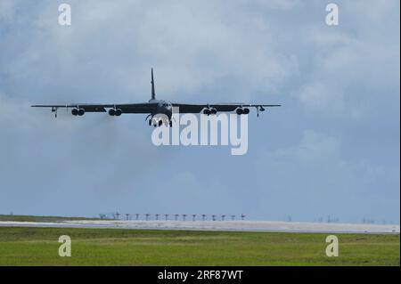 Yigo, Stati Uniti. 13 luglio 2023. UN U.S. Air Force B-52H Stratofortress bombardiere strategico assegnato al 20th Expeditionary Bomb Squadron si avvicina per atterrare alla Andersen Air Force base, il 14 luglio 2023 a Yigo, Guam, USA. Credito: A1C Nia Jacobs/U.S. Air Force Photo/Alamy Live News Foto Stock