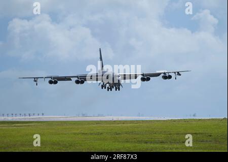 Yigo, Stati Uniti. 14 luglio 2023. UN U.S. Air Force B-52H Stratofortress bombardiere strategico assegnato al 20th Expeditionary Bomb Squadron si avvicina per atterrare alla Andersen Air Force base, il 14 luglio 2023 a Yigo, Guam, USA. Credito: A1C Nia Jacobs/U.S. Air Force Photo/Alamy Live News Foto Stock