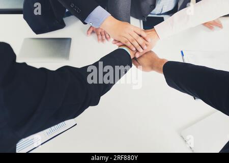 Concetto di lavoro di squadra: Close-Up delle mani team aziendale che mostra l'unità con mettere le mani insieme. Foto Stock