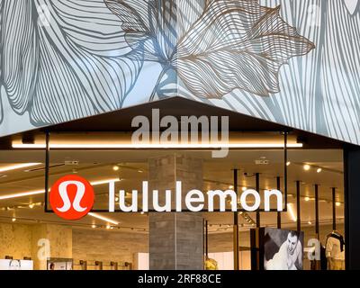 Toronto, Canada, Yorkdale Mall, Logo o cartello di Lululemon in un negozio all'interno del centro commerciale. Lululemon athletica inc. È una multinazionale canadese Foto Stock