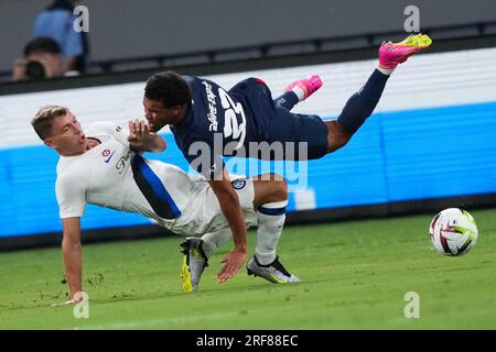 Tokyo, Giappone. 1 agosto 2023. L'Inter Milan Nicolo Barella (L) sfida il Paris Saint-Germain Warren Zaire-Emery durante l'amichevole tra il Paris Saint-Germain FC e l'Inter Milan al Japan National Stadium di Tokyo, Giappone, il 1 agosto 2023. Crediti: Zhang Xiaoyu/Xinhua/Alamy Live News Foto Stock