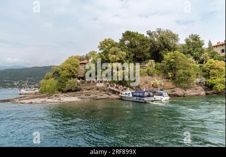 Isola madre, Piemonte, Italia - 6 settembre 2022: Molo dell'Isola madre con i turisti in attesa delle barche per la crociera sul lago maggiore. Foto Stock