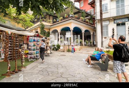 Stresa, Piemonte, Italia - 6 settembre 2022: Centro storico con bar, ristoranti e negozi di Isola Bella o bella Isola, una delle Borromee Foto Stock