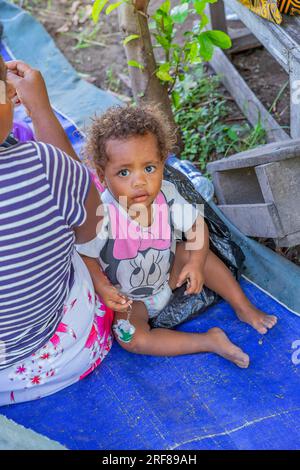 Viti Levu, Figi: 29 maggio 2023: Piccola ragazza nella sua casa nel villaggio vicino viti Levu Island, Fiji. Foto Stock