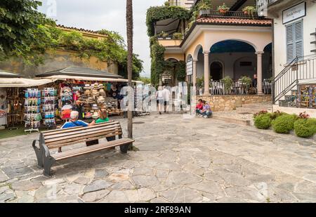 Stresa, Piemonte, Italia - 6 settembre 2022: Centro storico con bar, ristoranti e negozi di Isola Bella o bella Isola, una delle Borromee Foto Stock