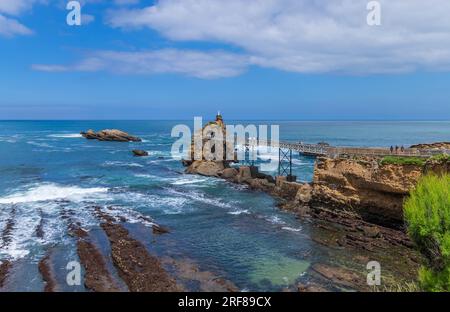 Biarritz, Francia, 03 luglio 2023: Turisti al rocher de la Vierge (roccia vergine di maria) a Biarritz. Aquitania, Paesi Baschi, Francia. Foto Stock