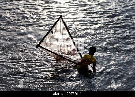 30 luglio 2023, Chittagong, fiume Karnaphuli, Bangladesh: 1 agosto, 2023. Chittagong, Bangladesh: I pescatori raccolgono fritture di gamberetti con reti fatte a mano nella zona di Kalurghat, nel fiume Karnaphuli, in Bangladesh. ......... La raccolta dei gamberetti è vietata a norma della legge sulla pesca. Nonostante l'estrazione illegale e la vendita di Fry stia avvenendo.......... Secondo gli esperti di pesca e zoologia, lo sfruttamento della frittura di gamberetti in questo modo mette a repentaglio la biodiversità. Perché, nella zona costiera, altre specie di frittura sono morte per mano dei collezionisti. (Immagine di credito: © Mohammed Shajahan/ZUMA Pr Foto Stock