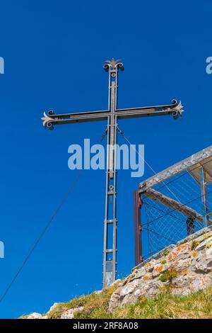 Grande vista ravvicinata della croce sommitale dell'Oberhaupt, una delle cime del famoso Monte Pilatus a sud di Lucerna. Il Pilatus è un massiccio fatto... Foto Stock